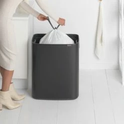 Brabantia Bo Touch Bin Prullenbak - 60 L - Matt Black 34 Brabantia Bo Touch Bin Prullenbak - 60 L - Matt Black -SolisVac Plus Shop 550x351 12
