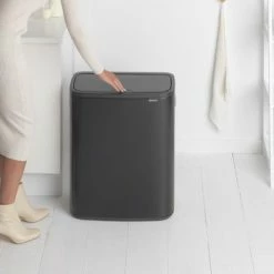 Brabantia Bo Touch Bin Prullenbak - 60 L - Matt Black 24 Brabantia Bo Touch Bin Prullenbak - 60 L - Matt Black -SolisVac Plus Shop 550x351 8