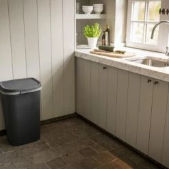 Curver Mistral Flat Prullenbak - 50L - Antraciet - Recycled Kunststof -SolisVac Plus Shop 550x367 34