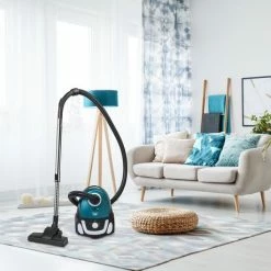 Bestron Stofzuiger Met Zak, Inclusief 3 Stofzuigerzakken, 94cm Telescoopbuis & 7.5m Actieradius, Met Uitwasbare HEPA12 & Microfilter, Kleur: Blauw -SolisVac Plus Shop 550x459 2