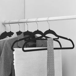 ACAZA - 50 Anti-slip Kleerhangers - Ultra-dunne Kledinghangers Met Fluweel - Kapstokken - Zwart 13 ACAZA - 50 Anti-slip Kleerhangers - Ultra-dunne Kledinghangers Met Fluweel - Kapstokken - Zwart -SolisVac Plus Shop 550x550 1041