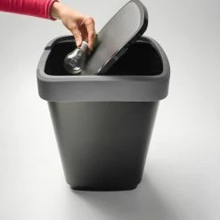 Rotho Twist Prullenbak- 50L - 60,2cm - Met Kanteldeksel - Zilver/Zwart 16 Rotho Twist Prullenbak- 50L - 60,2cm - Met Kanteldeksel - Zilver/Zwart -SolisVac Plus Shop 550x702 2
