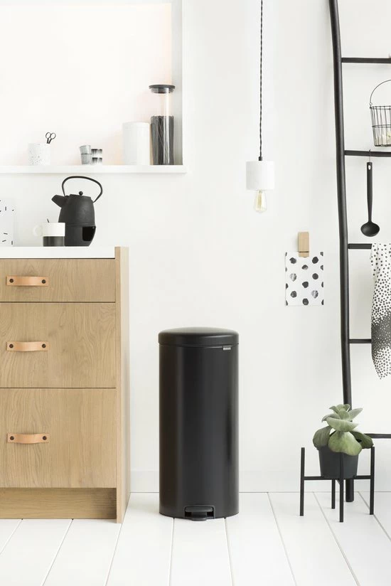 Brabantia NewIcon Prullenbak - 30 L - Matt Black 5 Brabantia NewIcon Prullenbak - 30 L - Matt Black - Afbeelding 5