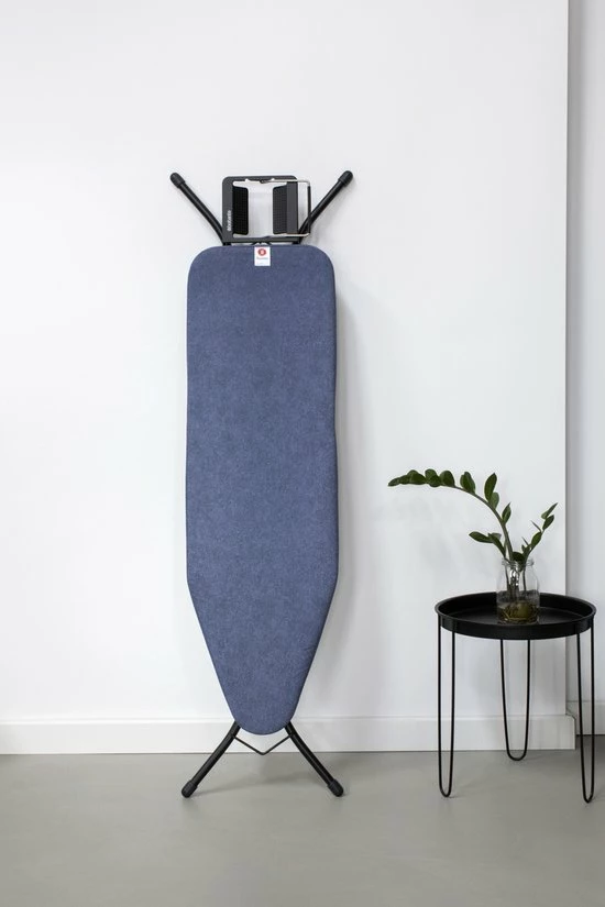 Brabantia Strijkplank B - Met Strijkerhouder - 124x38 Cm - Denim Blue 3 Brabantia Strijkplank B - Met Strijkerhouder - 124x38 Cm - Denim Blue - Afbeelding 3